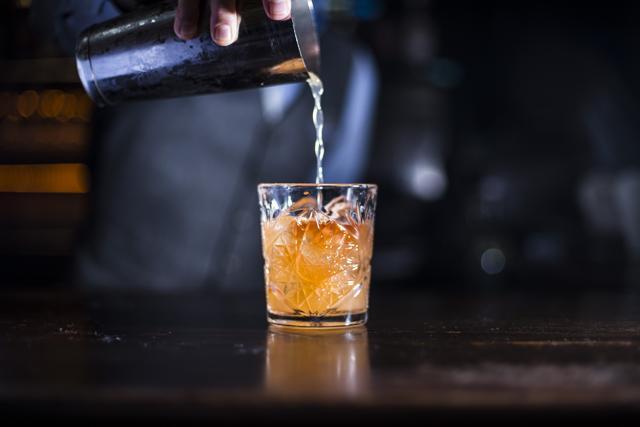 https://images.hindustantimes.com/rf/image_size_640x362/HT/p2/2017/01/09/Pictures/bartender-pouring-old-fashioned-cocktail_c53bff22-d66e-11e6-a260-7aa04c68bc63.jpg