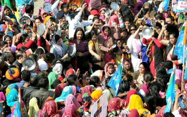 Women Congress workers to beat thalis (plates) to protest against demonetisation in front of collector's office in Jaipur’s Banipark area. (HT Photo) Women Congress workers to beat thalis (plates) to protest against demonetisation in front of collector's office in Jaipur’s Banipark area. (HT Photo)