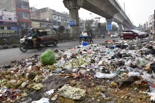 Garbage littered on the Vikas Marg as the East Delhi MCD workers are on strike, January 8, 2017. (Arvind Yadav/HT PHOTO) Garbage littered on the Vikas Marg as the East Delhi MCD workers are on strike, January 8, 2017. (Arvind Yadav/HT PHOTO)