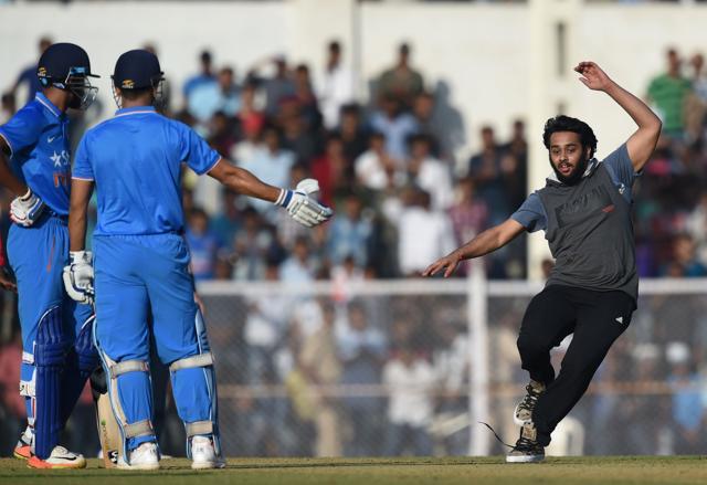 An Indian spectator jumped a 10-feet barrier to greet Mahendra Singh Dhoni in the warm-up game versus England in Brabourne stadium. (AFP) An Indian spectator jumped a 10-feet barrier to greet Mahendra Singh Dhoni in the warm-up game versus England in Brabourne stadium. (AFP)