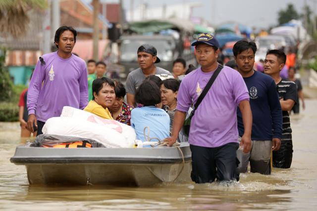 Members of a rescue team help a family evacuate a flooded zone in the southern Thai village of Chauat on January 7, 2017. (AFP) Members of a rescue team help a family evacuate a flooded zone in the southern Thai village of Chauat on January 7, 2017. (AFP)