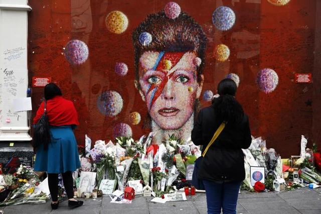 People look at a mural of David Bowie in Brixton, south London, Britain January 10, 2017. (REUTERS)
