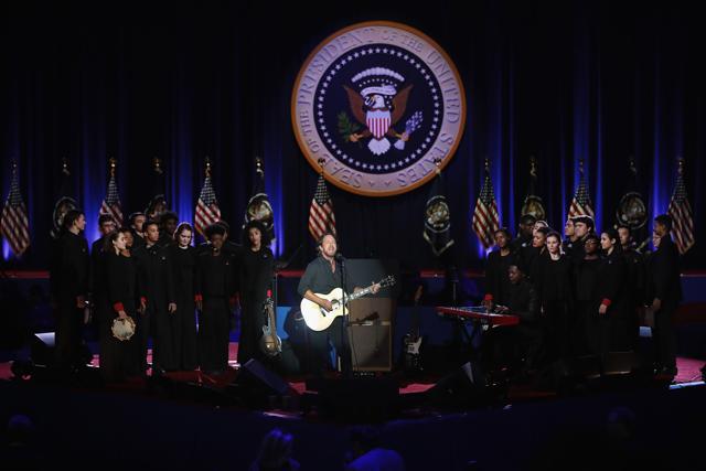 Eddie Vedder with the Chicago Children’s Choir entertain guests before President Barack Obama’s speech. (AFP Photo) Eddie Vedder with the Chicago Children’s Choir entertain guests before President Barack Obama’s speech. (AFP Photo)