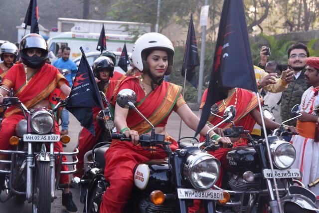 The stars being escorted from the airport. (Viral Bhayani)