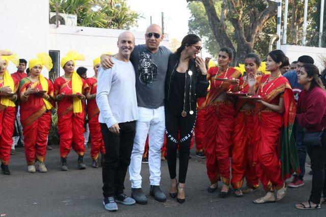 A group of women dressed in red saris and yellow turbans welcomed the stars. (Yogen Shan) A group of women dressed in red saris and yellow turbans welcomed the stars. (Yogen Shan)