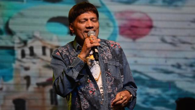 Singer Labh Janua has sung popular Bollywood songs such as London Tumakada (Queen), Talli Hua (Singh Is Bling) and Soni De Nakhre (Partner) among many others. Singer Labh Janua has sung popular Bollywood songs such as London Tumakada (Queen), Talli Hua (Singh Is Bling) and Soni De Nakhre (Partner) among many others.