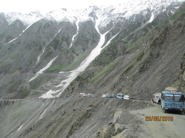 Traffic at Zoji La. (Sabir Hussain/HT Photo) Traffic at Zoji La. (Sabir Hussain/HT Photo)