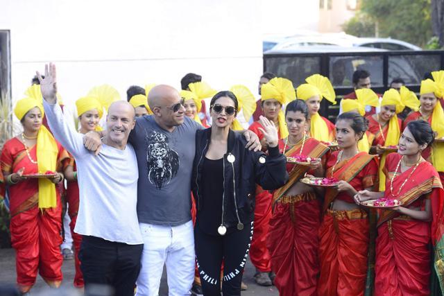 The two stars looked excited by the grand welcome accorded to them at the airport. (Viral Bhayani)
