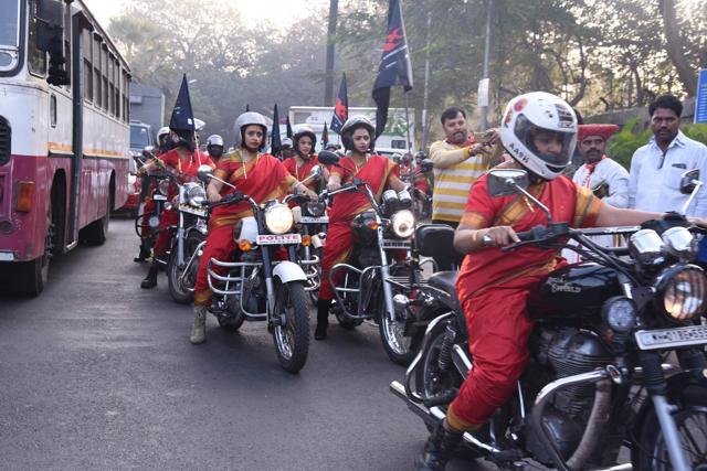 The stars were escorted from the airport in a grand cavalcade. (Viral Bhayani)