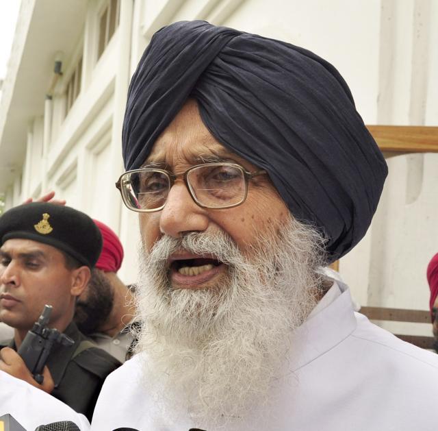 In August 2014, a youth had hurled shoe at Punjab CM Parkash Singh Badal during a public function at Issru near Khanna in Ludhiana. The shoe had missed him. (HT File Photo)