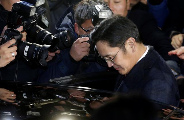 Lee is surrounded by media as he leaves the office of the independent counsel in Seoul. (Reuters Photo)