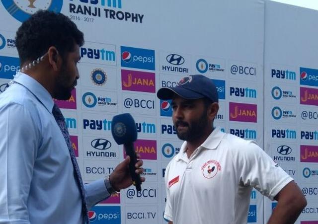 The star of the day, Gujarat skipper Parthiv Patel, who played a match-winning knock of 143 on the final day, speaks at the presentation ceremony. (HT Photo) The star of the day, Gujarat skipper Parthiv Patel, who played a match-winning knock of 143 on the final day, speaks at the presentation ceremony. (HT Photo)