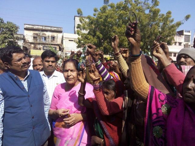 People staging protest over the transfer of IPS officer Gaurav Tiwari in Katni. (HT Photo) People staging protest over the transfer of IPS officer Gaurav Tiwari in Katni. (HT Photo)