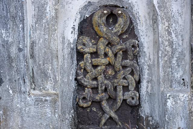 Look closely, the two snakes are not knotted up but artfully entwined, indicating that the artist took care over the design. The icon stands at one end of the wall, near Gorakhpur. (Pratik Chorge/HT PHOTO)