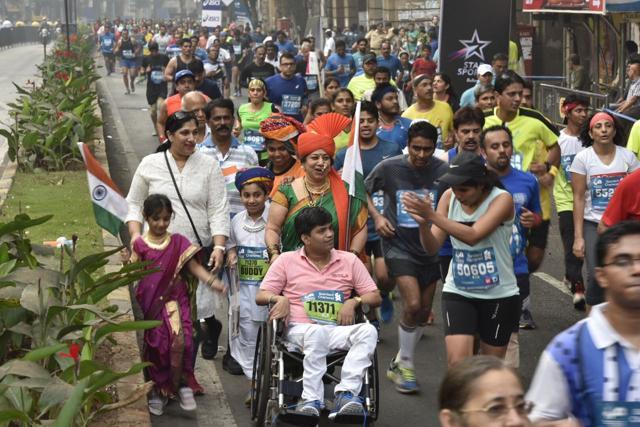 People cheer as a person in a wheelchair participates in the Mumbai Marathon. (Arijit Sen/HT Photo) People cheer as a person in a wheelchair participates in the Mumbai Marathon. (Arijit Sen/HT Photo)