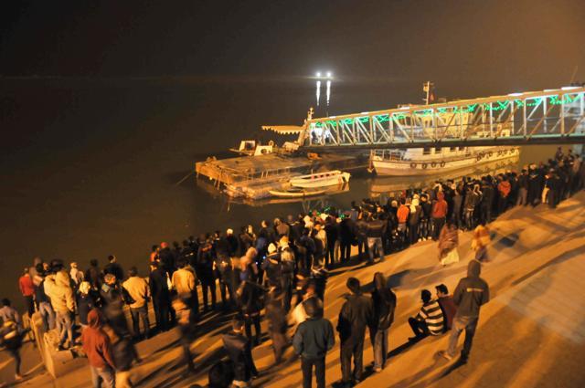 Anxious family members and curious onlookers at Gandhi Ghat after the boat mishap on Saturday. (HT Photo) Anxious family members and curious onlookers at Gandhi Ghat after the boat mishap on Saturday. (HT Photo)