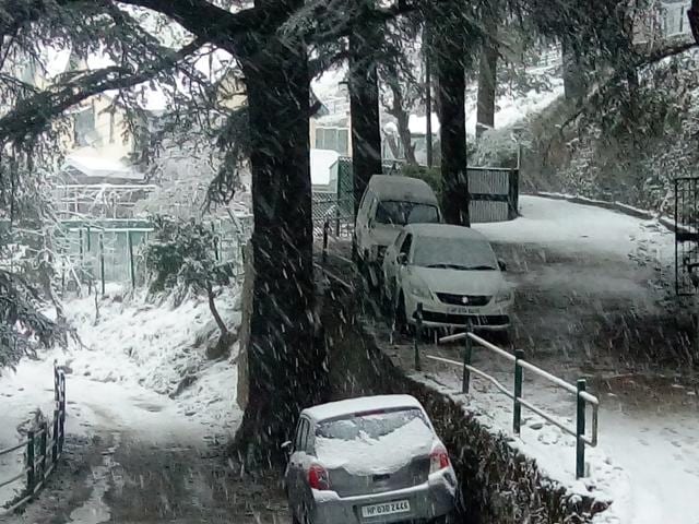 Fresh snowfall on Monday has disrupted vehicular traffic in Shimla. (HT Photo) Fresh snowfall on Monday has disrupted vehicular traffic in Shimla. (HT Photo)
