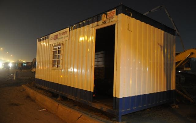 The power cables attached to the shelter at Rajiv Chowk fell short following relocation. (Parveen Kumar/HT Photo) The power cables attached to the shelter at Rajiv Chowk fell short following relocation. (Parveen Kumar/HT Photo)