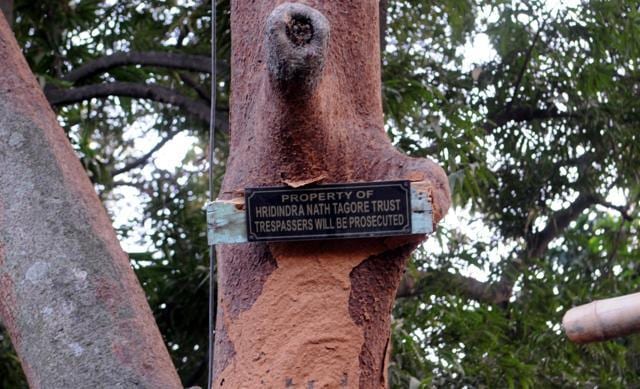 A board to warn the trespassers outside Rabindranath Tagore’s family land at Bandhgari locality on Hazaribagh road in Ranchi. (Diwakar Prasad/ HT Photo ) A board to warn the trespassers outside Rabindranath Tagore’s family land at Bandhgari locality on Hazaribagh road in Ranchi. (Diwakar Prasad/ HT Photo )