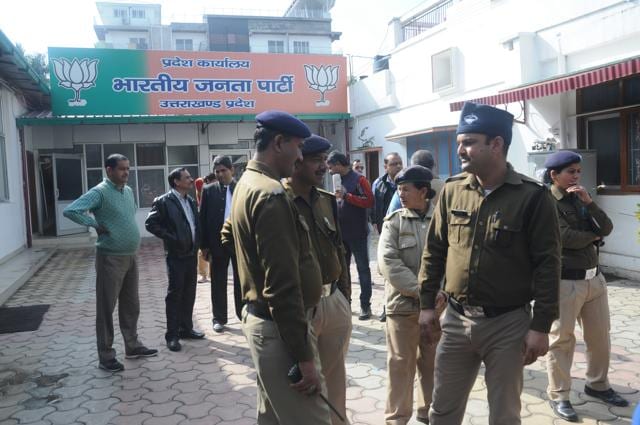 Police deployed outside the BJP headquarters in Dehradun. (Vinay S Kumar/ HT photo)