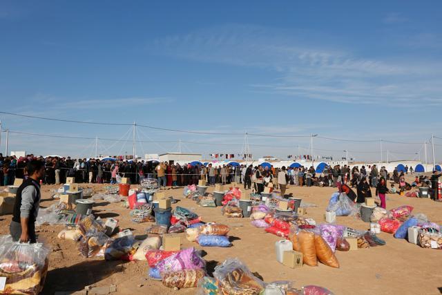 Displaced people who fled the Islamic State stronghold of Mosul receive aid at Khazer camp in Iraq (Reuters Photo) Displaced people who fled the Islamic State stronghold of Mosul receive aid at Khazer camp in Iraq (Reuters Photo)