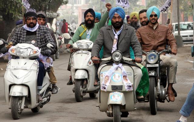 AAP Candidate from Gill constituency Jiwan Singh came on scooter to file his nomination in Ludhiana on Monday. (Jagtinder Singh Grewal / HT Photo)