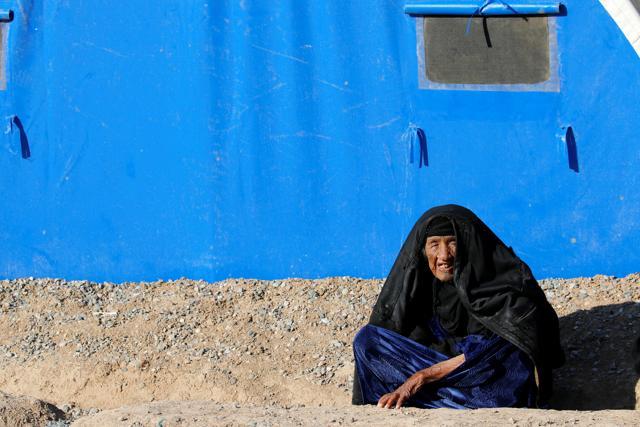 An elderly displaced woman who fled the Islamic State stronghold of Mosul sits next her tent at Khazer camp in Iraq on January 17. (Reuters Photo) An elderly displaced woman who fled the Islamic State stronghold of Mosul sits next her tent at Khazer camp in Iraq on January 17. (Reuters Photo)