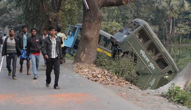 Villagers damage police vehicle after a clash over power grid project in Bhangar. (HT Photo) Villagers damage police vehicle after a clash over power grid project in Bhangar. (HT Photo)