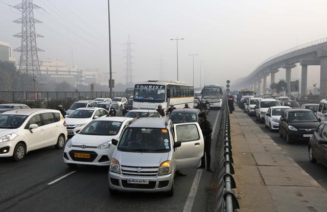Traffic police said the six minor accidents that took place across the city included a Maruti Suzuki Ertiga ramming a WagonR on the Delhi-Gurgaon Expressway. (Sanchit Khanna/HT Photo) Traffic police said the six minor accidents that took place across the city included a Maruti Suzuki Ertiga ramming a WagonR on the Delhi-Gurgaon Expressway. (Sanchit Khanna/HT Photo)