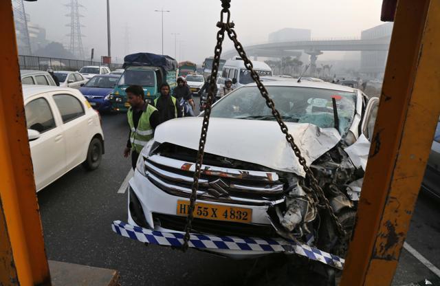 Highway operators removed the vehicles from the spot to decongest the spot. (Sanchit Khanna/HT Photo) Highway operators removed the vehicles from the spot to decongest the spot. (Sanchit Khanna/HT Photo)