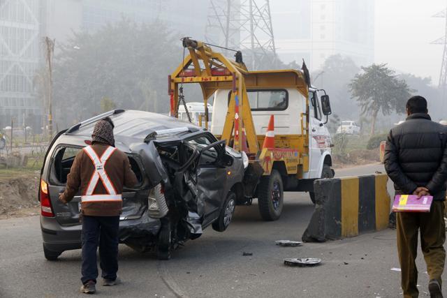 A stationary WagonR car had stopped at the exit point near Shankar Chowk on the Delhi-Gurgaon Expressway and a Maruti Ertiga cab hit it from rear on Wednesday morning. (Sanchit Khanna/HT Photo) A stationary WagonR car had stopped at the exit point near Shankar Chowk on the Delhi-Gurgaon Expressway and a Maruti Ertiga cab hit it from rear on Wednesday morning. (Sanchit Khanna/HT Photo)