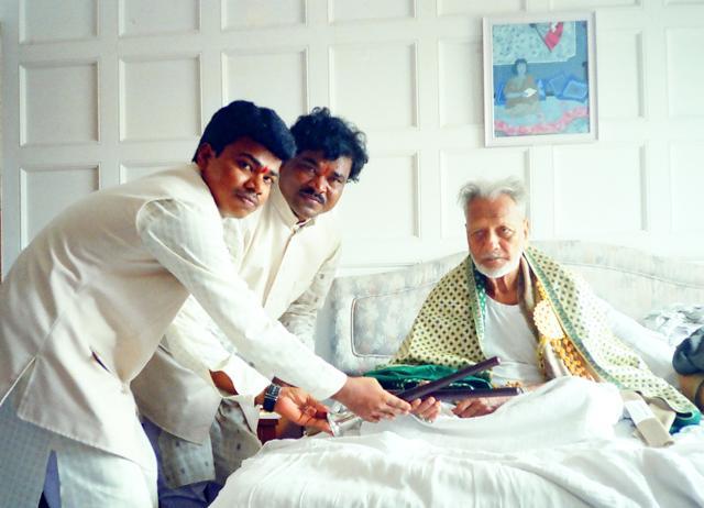 Disciples of Bismillah Khan, S Ballesh and his son Krishna Ballesh (L) of Chennai ,receiving the shehnai from their guru. (Courtesy: Krishna Ballesh)