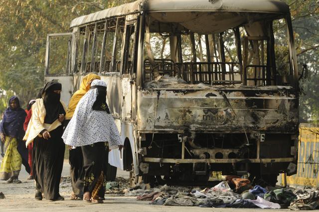 A police vehicle allegedly set ablaze in Bhangar. (Samir Jana/HT Photo) A police vehicle allegedly set ablaze in Bhangar. (Samir Jana/HT Photo)
