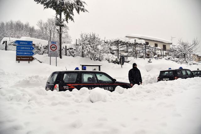 Italian Carabinieri vehicles wait in the snow of a central street of Aringo near Monterale, after a 5.7-magnitude earthquake struck the region. (AFP Photo) Italian Carabinieri vehicles wait in the snow of a central street of Aringo near Monterale, after a 5.7-magnitude earthquake struck the region. (AFP Photo)