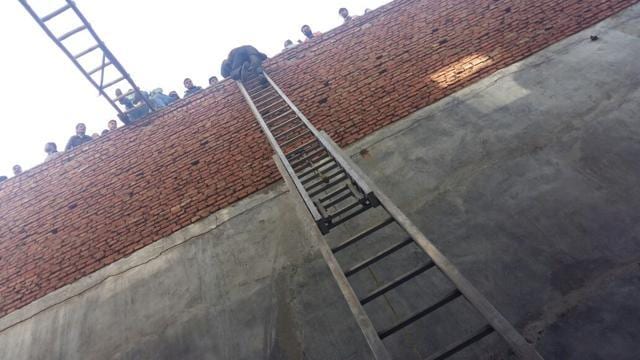 As the lower floors and the staircase were engulfed by flames, workers were trapped on the first and second floor. A total of 20 fire personnel along with officials and eight tenders were involved in the operation. (HT Photo) As the lower floors and the staircase were engulfed by flames, workers were trapped on the first and second floor. A total of 20 fire personnel along with officials and eight tenders were involved in the operation. (HT Photo)