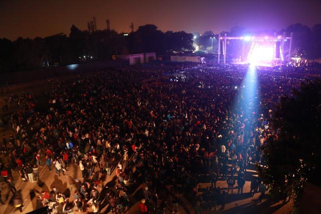 A crowd of over 22,000 chants as Sonu Nigam takes the stage at Ramjas College. (Amal KS/HT Photo)