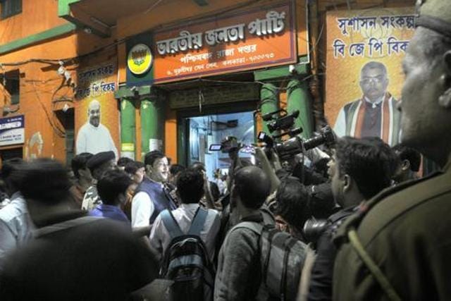 Soon after the arrest of TMC Lok Sabha MP Sudip Bandyopadhyay in Rose Valley chit fund scam, the BJP office in Kolkata was allegedly attacked by TMC workers on January 3. (Ashok Nath Dey/HT Photo)