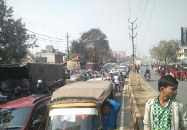 Traffic jam in Patna due to the human chain in Patna. (Avinash Kumar/HT photo) Traffic jam in Patna due to the human chain in Patna. (Avinash Kumar/HT photo)