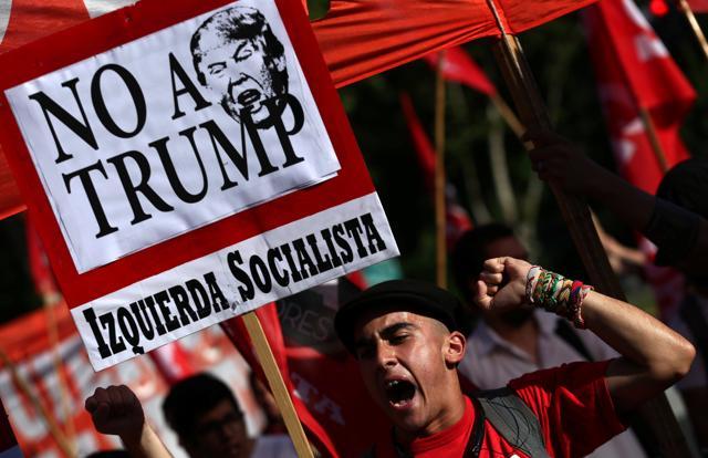A man shouts slogans as he holds up anti U.S. President Donald Trump signs during a protest outside the U.S. Embassy in Buenos Aires, Argentina, January 20, 2017. REUTERS/Marcos Brindicci (REUTERS)