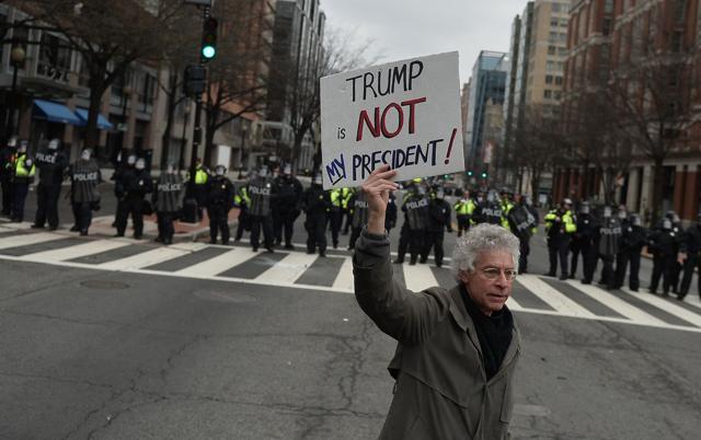 Police confront demonstrators during a protest against the inauguration of US President Donald Trump on January 20, 2017 in Washington, DC. (AFP) Police confront demonstrators during a protest against the inauguration of US President Donald Trump on January 20, 2017 in Washington, DC. (AFP)
