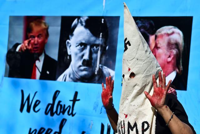 A woman protests against the new US President Donald Trump, in Mexico City during his inauguration day on January 20, 2017. / AFP PHOTO / RONALDO SCHEMIDT (AFP)
