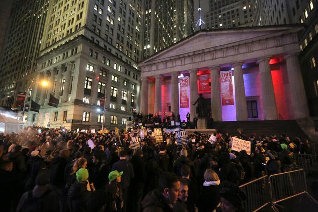 People march to The Trump Building at 40 Wall St. to protest against U.S. President Donald Trump in Manhattan, New York City, U.S., January 20, 2017. REUTERS/Stephen Yang (REUTERS)