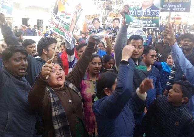 Party supporters shout slogans against chief minister Harish Rawat and state party president Kishore Upadhyay outside the Congress headquarters in Dehradun on Sunday. (Vinay S Kumar/HT Photo)