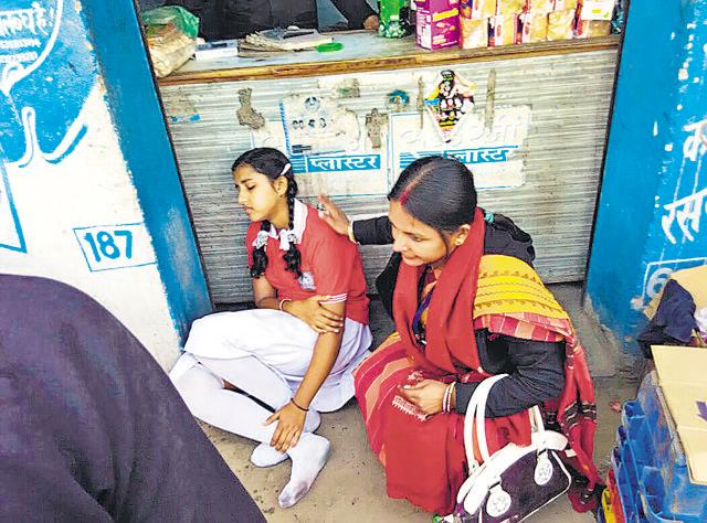 One of the two girls who fainted in Darbhanga during the human chain programme. (HT Photo) One of the two girls who fainted in Darbhanga during the human chain programme. (HT Photo)
