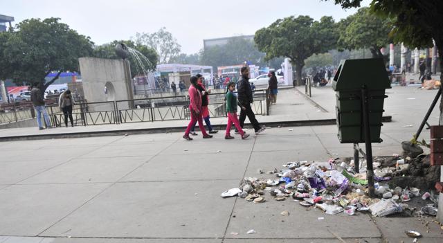 Garbage piled up in sector 17 Plaza. (Ravi Kumar/HT Photo) Garbage piled up in sector 17 Plaza. (Ravi Kumar/HT Photo)