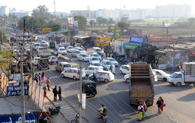 Heavy traffic jam at Landra T-Point in SAS Nagar. (Anil Dayal/HT photo) Heavy traffic jam at Landra T-Point in SAS Nagar. (Anil Dayal/HT photo)