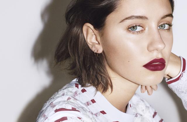 Iris Law for Burberry Beauty. (Burberry ) Iris Law for Burberry Beauty. (Burberry )
