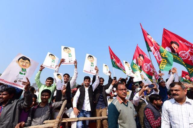 Supporters at Uttar Pradesh chief minister Akhilesh Yadav’s rally in Sultanpur, January 24, 2017. (HT Photo )