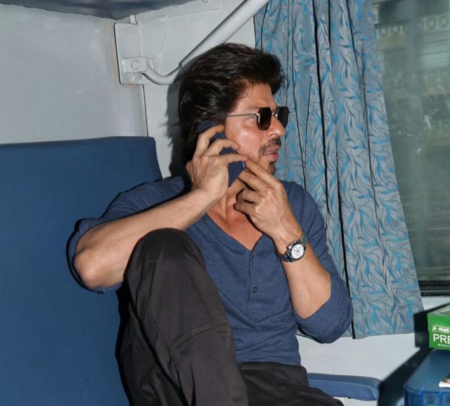 Shah Rukh Khan inside the August Kranti Express from Mumbai Central by making his journey to Delhi to promote his upcoming film Raees. (HT Photo) Shah Rukh Khan inside the August Kranti Express from Mumbai Central by making his journey to Delhi to promote his upcoming film Raees. (HT Photo)