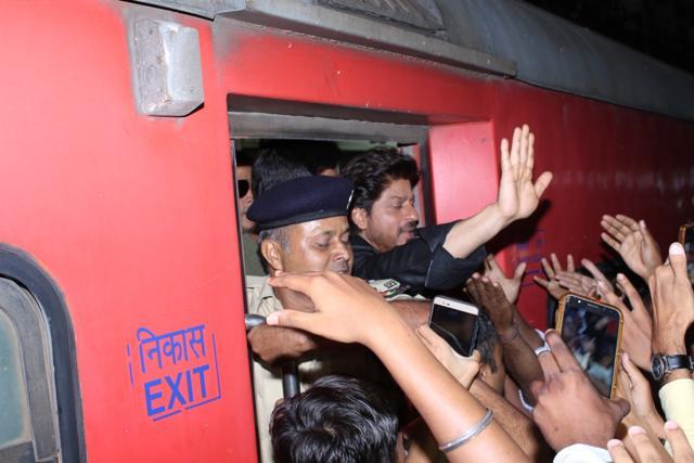 Shah Rukh Khan travels in Rajdhani Express to Delhi to promote Raees. (IANS) Shah Rukh Khan travels in Rajdhani Express to Delhi to promote Raees. (IANS)